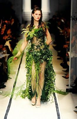 Jungle fashion Poison Ivy Kostüm, Nature Costume, Mother Nature Costume, Style Vert, Ivy Costume, Crazy Dresses, Paul Gaultier Spring, Couture Mode, Fairy Costume