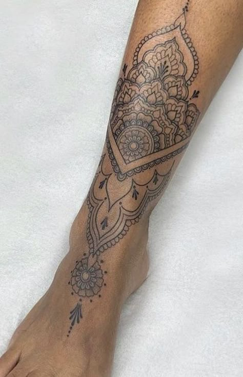 Tattoos For Women Thigh, Women Foot Tattoos, Mandala Foot Tattoo, Mandala Tattoo Leg, Tattoo Bein Frau, Bum Tattoo Women, Ankle Foot Tattoo, Mandela Tattoo, Toe Tattoos