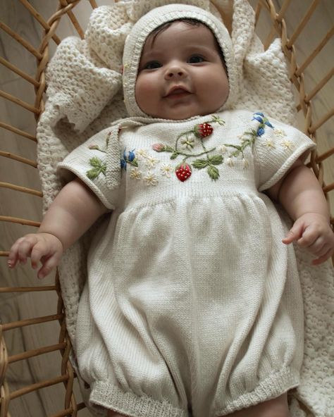 🍓🫐 STRAWBERRY DELIGHT 🍓🫐 We’re totally smitten with Mama @mariemiichrob ‘s little cutie in our enchanting Strawberry knits! 👶✨ A bonnet and romper so magical, it’s pure love. ❤️🧸 . . . #shirleybredal #luxurybabywear #clothesforkids #organickids #kidsinstafashion #kidsfashionbook #kidsstyleinspo #babystyles #kidsstyles #kidzfashion #organickidswear #organickidsclothes #babyboyoutfits #babygirloutfits #babyoutfitideas #modernkids #stylishkid #cutebabyclothes #runwildmychild #talesofthemoment ... Vintage Newborn Clothes, Baby Girl Outfits Aesthetic, Baby Clothes Aesthetic, Baby Girl Aesthetic, Vintage Baby Girl Clothes, Cottagecore Baby, Baby Born Clothes