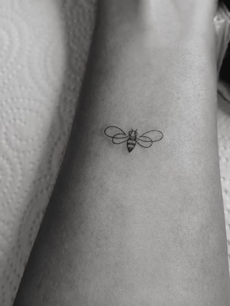 Bee Tattoo On Ankle, Tattoo Simplistic, Tattoo On Ankle, Small Bee Tattoo, Honey Bee Tattoo, Bumble Bee Tattoo, Lavender Tattoo, Insect Tattoo, Small Pretty Tattoos