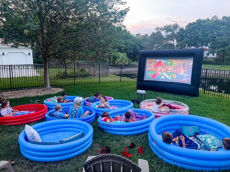 Movie Night Seating, Diy Backyard Movie, Backyard Movie Night Party, Diy Backyard Movie Night, Birthday Movie Night, Pool Movie, Summer Movie Night, Outdoor Movie Party, Outside Movie