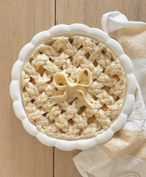 Pie Shop Aesthetic, Cottage Core Baking, Apple Pear Pie, Pie Crust Ideas, Pretty Pie Crust, Lattice Pie Crust, Crust Designs, Pie Crust Recipe Easy, Pie Decoration