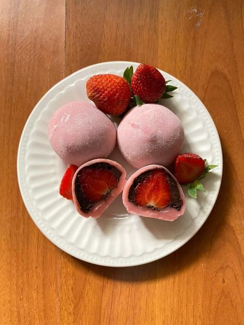 ♔ La Maison du Mochi Mochi Aesthetic Food, Foto Mochi, Aesthetic Mochi, Japan Mochi, Mochi Aesthetic, Ichigo Daifuku, Cute Mochi, Strawberry Mochi, Japanese Dessert