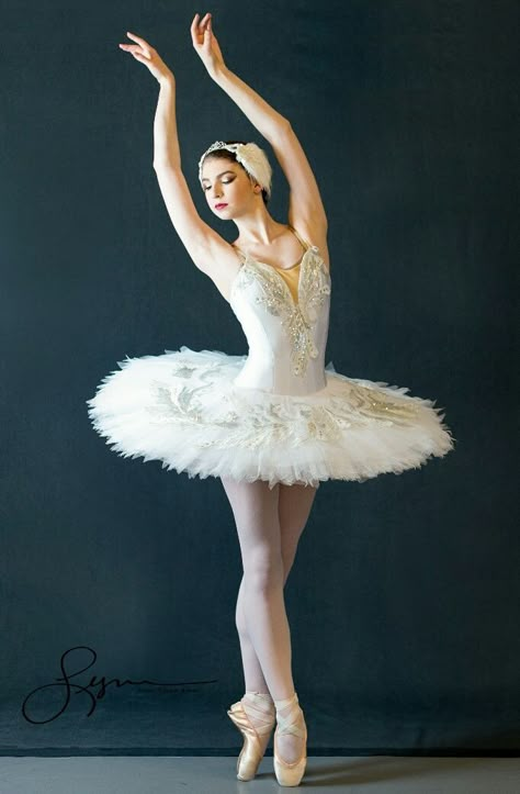 Ballerina Photography, Ballerina Poses, Ballet Drawings, Dancing Poses, Ballet Dance Photography, Ballerina Painting, Dance Picture Poses, Dancer Photography, Ballet Pictures