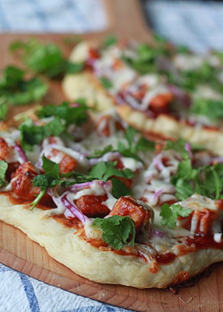 Barbecue tofu pizza with optional chicken substitution | Kitchen Treaty Tofu Pizza, Barbecue Pizza, Vegetarian Bbq, Bbq Tofu, Pizza Kitchen, Bbq Chicken Pizza, Vegetarian Pizza, Pizza Pizza, Barbecue Chicken