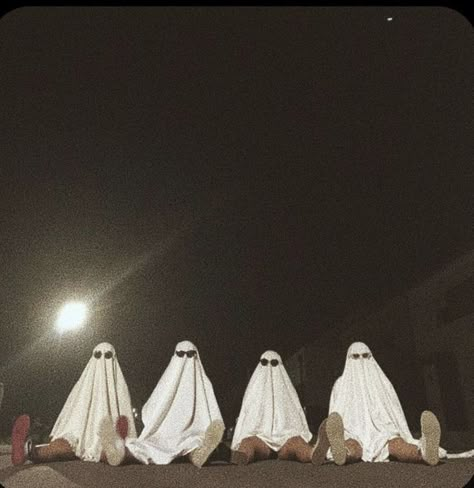 Ghost Trend Photoshoot Friends, Netflix Horror Series, Friends Ghost, Ghost Trend, Diy Tiktok, Ghost Aesthetic, Group Picture Poses, Netflix Horror, 4 Best Friends