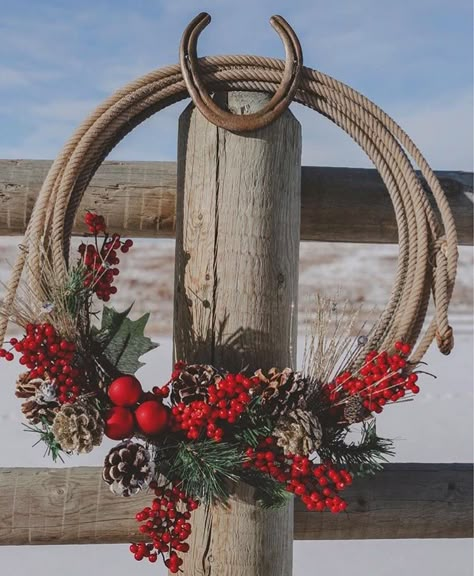 Lariat Wreath, Lariat Rope Crafts, Rope Wreath Diy, Rope Wreaths, Western Decorations, Western Wreaths, Wreath Workshop, Rope Wreath, Cowboy Crafts