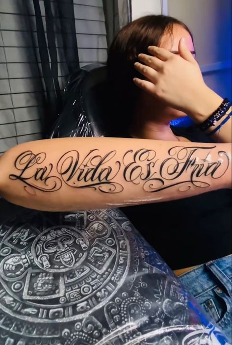 Cholo Tattoo, Gangsta Tattoos, Hand Tattoos For Girls, Cute Hand Tattoos, Pretty Hand Tattoos, Chicano Art Tattoos, Chest Tattoos For Women, Pretty Tattoos For Women, Hand Tattoos For Women