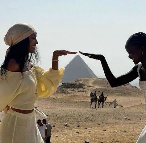 Pyramids Photo Ideas, Egypt Travel Aesthetic, Aesthetic Ig Profile Ideas, Vacation Aesthetic Pictures, Egypt Aesthetic, Pyramids Egypt, Shotting Photo, The Pyramids, Egypt Travel