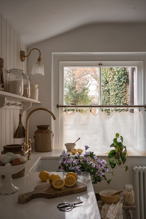 Cozy French Kitchen, Antique Home Design, Vintage Home Ideas, Simplistic Home, Feminine Cottage, Vintage Country Farmhouse, Pastel Cottage, Cottagecore Home, Cottage Aesthetic