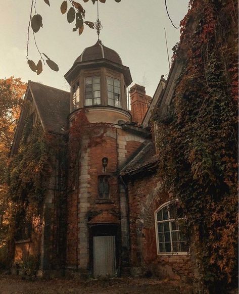 Foto Muro Collage, Photographie Portrait Inspiration, Dark Autumn, Season Of The Witch, Dark Academia Aesthetic, Best Seasons, Academia Aesthetic, Fall Pictures, Clock Tower