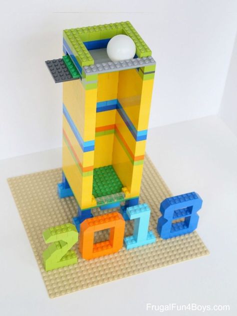 Celebrate the New Year with this fun LEGO building project! Build a ball drop and celebrate when the clock strikes midnight. (Or celebrate with a different time zone and then put the kids to bed… More Recipes For New Years Eve, Lego Library, Lego Family, Lego Puzzle, Nye Ideas, Lego Hacks, Lego Masters, New Years Eve Ball, Block Birthday Party