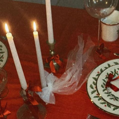 Dash of Darling Party Co on Instagram: "Vintage holiday parties with bows❣️ some fun little detail shots of this intimate christmas party we were recently apart of 🎁" Christmas Idea Photoshoot, 1950s Holiday Party, Aesthetic Holiday Party, 60s Christmas Party, Cozy Vintage Christmas Aesthetic, Vintage Christmas Party Aesthetic, Nostalgic Christmas Party, Retro Christmas Photos, 1960s Christmas Party