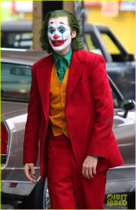 Joaquin Phoenix's 'Joker' Runs Away From 2 Gotham City Cops on Set! Joker Suit, Joker Origin, 3 Jokers, Joaquin Phoenix Joker, Joker Film, Joker Joaquin, Joker Movie, Put On A Happy Face, Red Tuxedo