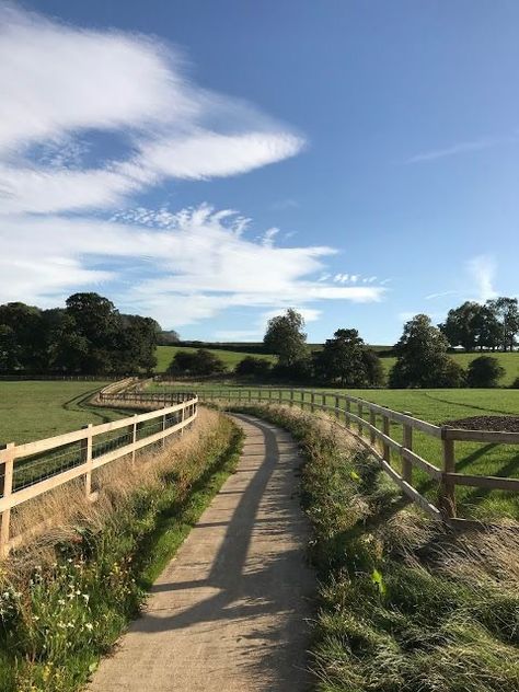 Countryside House Farmhouse, Farmhouse England, Farmhouse On Land, Uk Farmhouse, Barn Landscaping, Ranch Garden, Countryside Farmhouse, Farm Dream, Farm Property