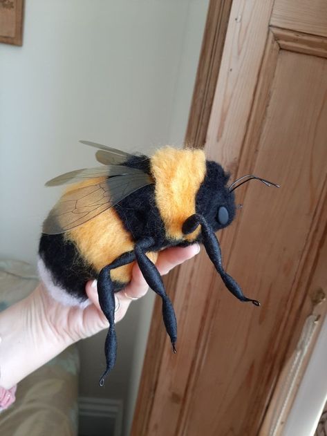 Cool Needle Felting Ideas, Aesthetic Needle Felting, Needle Felt Bee, Aesthetic Etsy Finds, Needle Felt Sculpture, Needle Felting Aesthetic, Kawaii Needle Felt, Needle Felted Creatures, Needle Felt Ideas