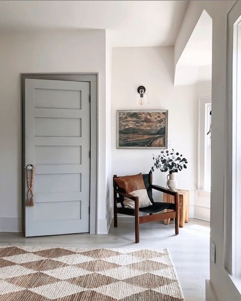 A round-up of taupe and gray trim paint inspirations for a modern-meets-classic look and the best paint colors to pull it off. #graytrim #taupetrim Dark Trim, Choosing Paint Colours, Light Gray Paint, Best White Paint, Gray Trim, Best Paint Colors, White Paint Colors, Grey Trim, Painting Trim