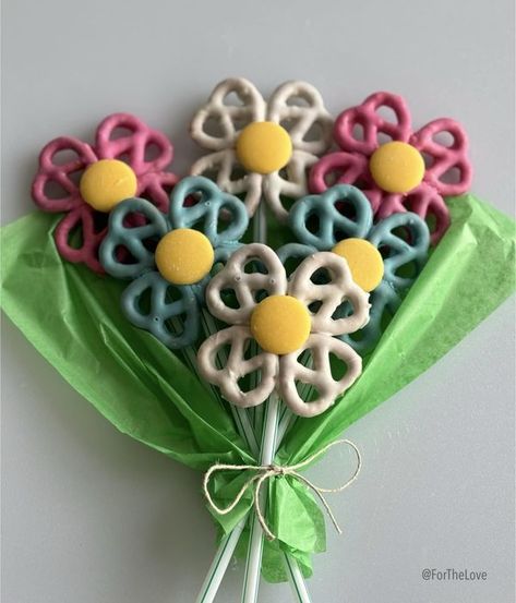 For the Love May Day Ideas, Recipes For Gifts, Pretzel Ideas, Coworker Gift Ideas, Fathers Day Brunch, Covered Pretzel Rods, Cute Food Ideas, Crafting For Kids, Chocolate Covered Pretzel