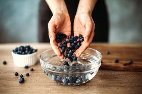 Clean Berries, Washing Berries, Wash Berries, Fruit Wash, Moral Issues, Increase Blood Flow, Kitchen Tricks, Guilt Free Snacks, Fruit And Vegetable Storage