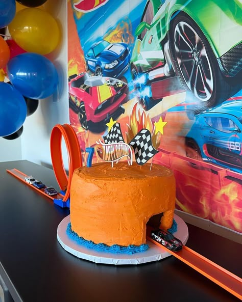 Non Cake Cakes Ideas, Hotwheels Bday Party Ideas, Hot Wheel Car Birthday Ideas, Hot Wheel 1st Birthday, Hotwheel Cake Ideas, Fast Car Birthday Cake, Hot Wheels 2nd Birthday Party, Hot Wheels 3rd Birthday Party, Hotwheels Birthday Food Ideas