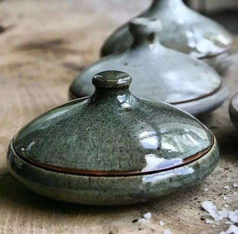 Kleinhood_keramiekstudio Salt Jar Ceramic, Pottery Boxes With Lids Ideas, Ceramic Spice Jars, Tagine Pottery, Ceramic Salt Cellar, Ceramic Salt Dish, Lidded Jars Pottery, Pottery Casserole, Salt Bowl