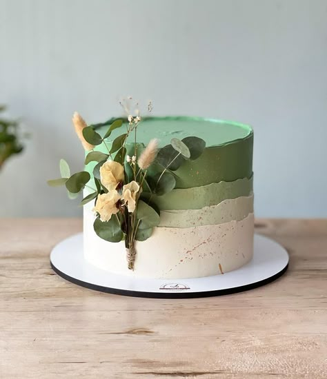 Cake Me! 🎂🍰 no Instagram: “Green cake for a special birthday! #greencake #birthdaycake #buttercreamcakes #cakedecorating #cakedesign #cakeideas #cakephotography…” Cake Verde, Pretty Cake Decorating, Green And Gold Cake, Cake Ideas Vintage, Mint Green Cakes, Greenery Cake, Pretty Cake Ideas, Simple Cake Design, Green Birthday Cakes