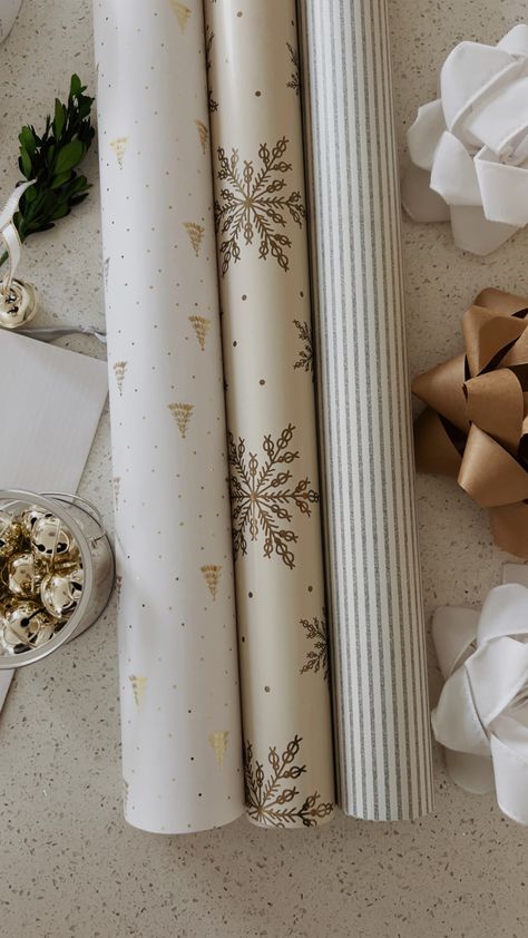 White Gift Wrapping, Christmas Present Wrap, Christmas Packages, Christmas Gift Packaging, Gift Wrapping Inspiration, Christmas Gift Wrap, Gold Christmas Decorations, Classy Christmas, Country Gifts