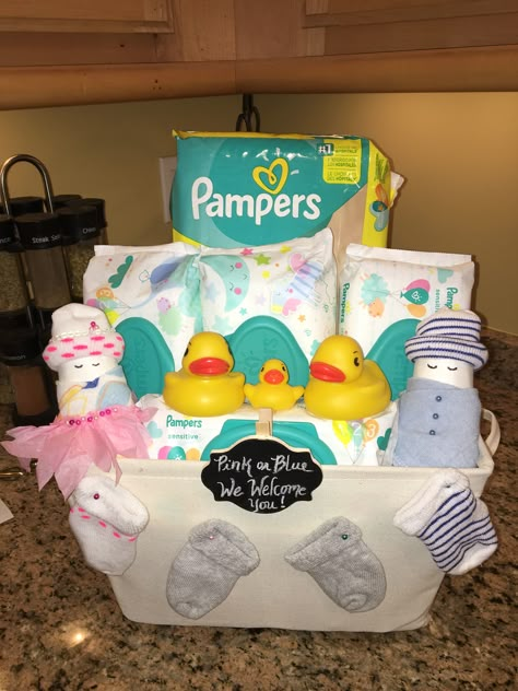 Regalos Para Baby Shower Ideas, Diapers And Wipes Baby Shower Ideas, Baby Wipes Gift Ideas, Diaper And Wipes Shower Ideas, Regalos Baby Shower Originales, Diaper Gift Basket, Baby Shower Gift Basket With Clothes Line, Baby Shower Crate Gift Basket Baby Boy, Laundry Basket Baby Shower Gift Storage