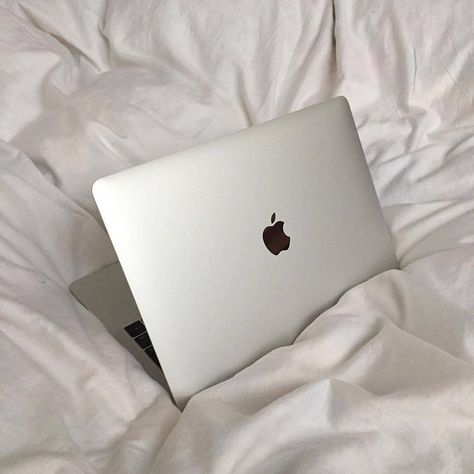 Macbook Pro 2012, White Macbook, Macbook Colors, Football Photography, Iphone Obsession, Sweet Night, Instagram Tutorial, Laptop Macbook, Apple Laptop