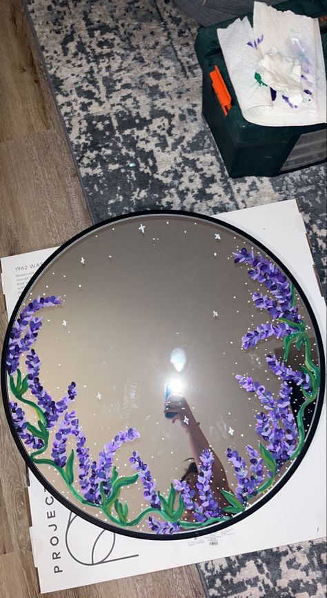 Mirror Frame Painting Ideas, Paint A Mirror Frame, Paint A Mirror, Mirror Painting Ideas, Decorated Mirror, Spiegel Diy, Painted Mirror Art, Mirror Drawings, Hand Painted Mirrors