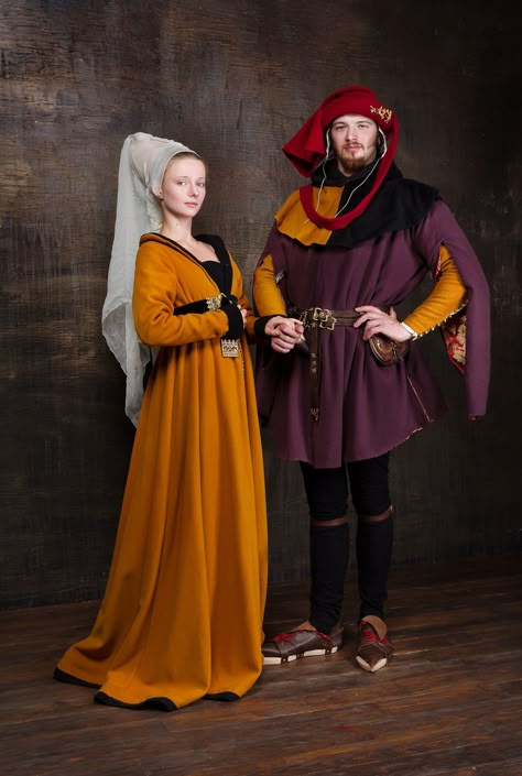 1470s Fashion, 15th Century Fashion, 15th Century Clothing, Medieval Costumes, Medieval Garb, Medieval Dresses, Medieval Clothes, Medieval Europe, Medieval Costume