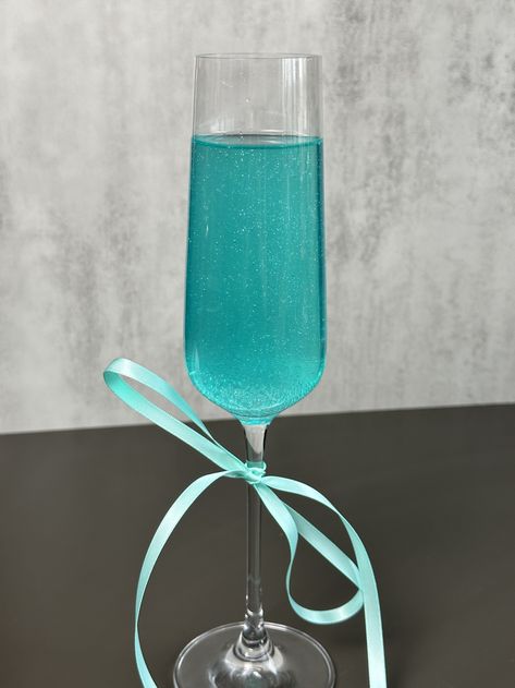 Tiffany Blue Mimosa — Drinks with Danica Tiffany Mimosa Recipe, Blue Mimosa Recipe, Tiffany Mimosa, Blue Mimosa, Mimosa Drink, Coconut Margarita, Mimosa Recipe, Event Look, Blue Cocktails