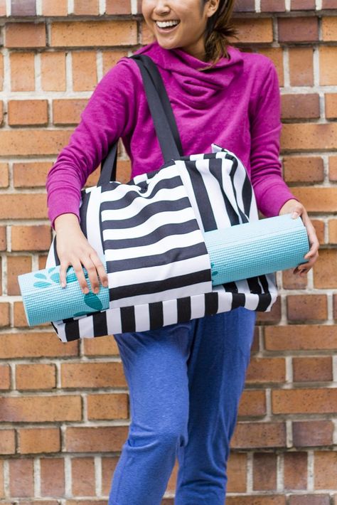 This DIY Gym Bag Will Give Your Workout a Serious Upgrade Diy Gym Bag, Gym Bag Diy, Colorful Aesthetic Home, Reusable Bags Design, Cute Gym Bag, Yoga Mat Tote, Zipper Face, Diy Yoga, Yoga Mat Carrier