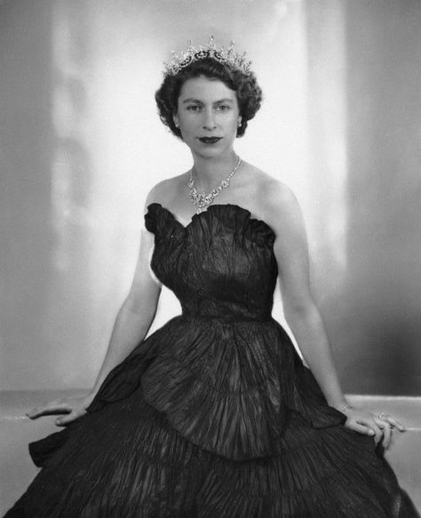 Queen Elizabeth 1952, Elizabeth Ii Young, Ratu Elizabeth, Elizabeth Young, Queen Elizabeth Photos, Princesa Elizabeth, Young Queen Elizabeth, Rainha Elizabeth Ii, Casual Attire For Women