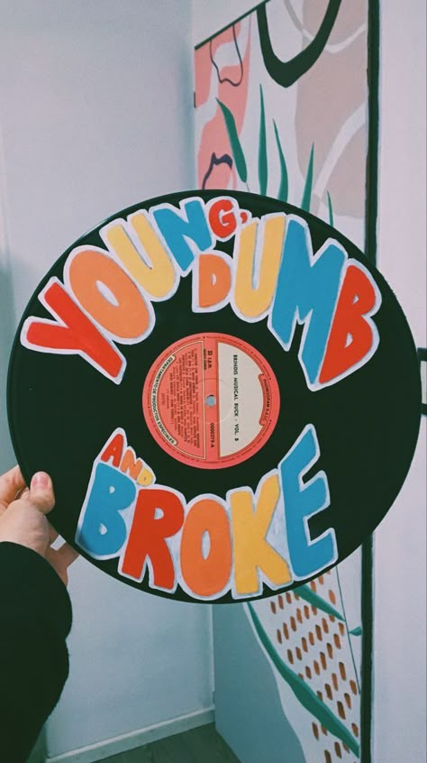 Simple Vinyl Painting Ideas, How To Paint A Record, Painted Vinyl Records Disney, Aesthetic Record Painting, Retro Things To Paint, Retro Canvas Painting Ideas, Diy Record Painting, Paint Records Vinyl, Painted Vynil Records Aesthetic