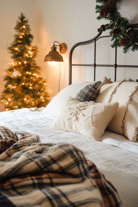 25+ Rustic Farmhouse Christmas Decor Ideas for the Bedroom Vintage Christmas Bedroom, Winter Cozy Bedroom, Bedroom Christmas Ideas, Farmhouse Christmas Bedroom Decor, Rustic Farmhouse Christmas Decor Ideas, Farmhouse Christmas Bedroom, Black Iron Bed, Iron Bed Frames, French Farmhouse Christmas