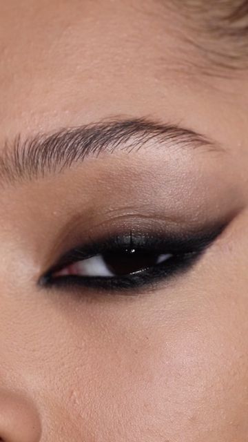 Smoked Eyeliner, Black Eyeliner Makeup, Smoky Eyeliner, Brown Smokey Eye Makeup, Dramatic Eyeliner, Black Smokey Eye Makeup, Smudged Makeup, Smudged Eyeliner, Black Eye Makeup