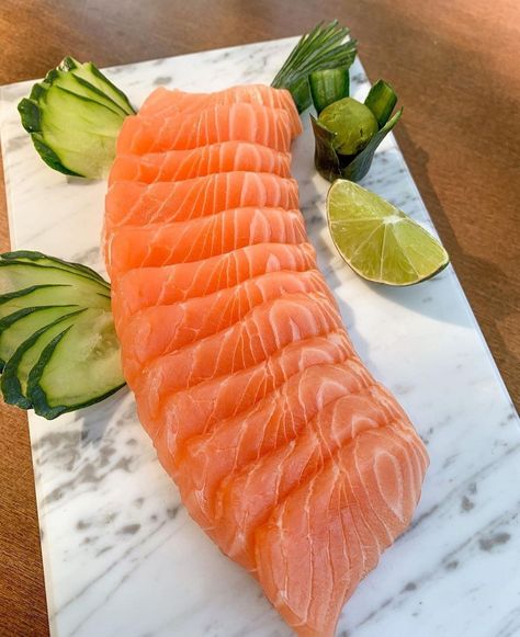 Salmon Aesthetic, Raw Salmon, Salmon Sashimi, Food Innovation, Light Appetizers, Salmon Sushi, America Food, Sushi Recipes, Yummy Comfort Food