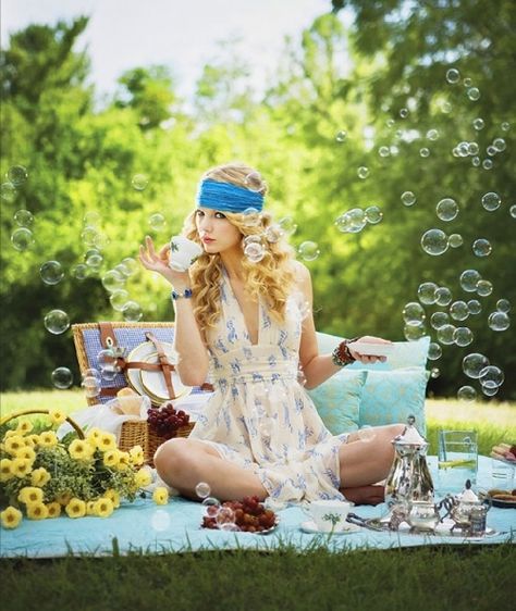 Tea time picnic Taylor Swift Fearless Album, Fearless Album, Taylor Swift Photoshoot, Fearless Era, Taylor Swift Web, Estilo Taylor Swift, Taylor Swift Fearless, Senior Pic Ideas, Web Photos