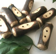 Buttons Hickory Tree, Dremel Projects, Astuces Diy, Diy Buttons, Wood Buttons, Button Art, Wooden Buttons, Button Crafts, Whittling