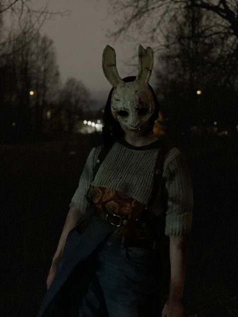 dead by daylight huntress cosplay in dark area with some bushes and trees The Huntress Dbd Cosplay, Halloween Costumes Video Games, Dbd The Huntress, Slasher Cosplay, Huntress Dead By Daylight, Dead By Daylight Cosplay, Dead By Daylight Huntress, Dbd Cosplay, Huntress Dbd