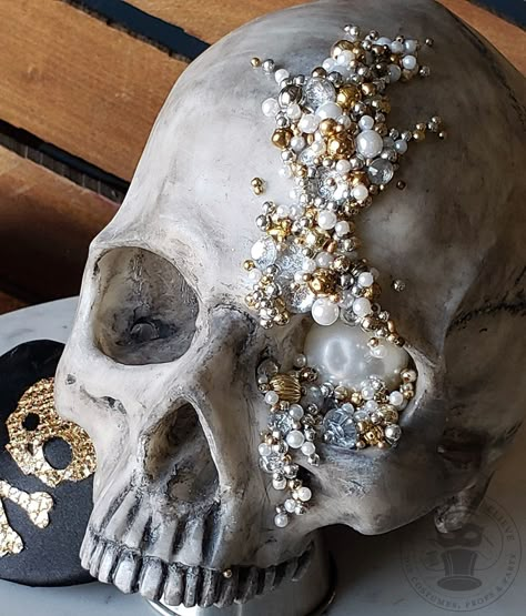 This easy how-to will turn a simple Halloween skull prop from meh to marvelous with some simple aging paint techniques, jewels, and beads. Oddities Decor, Glam Halloween, Diy Skulls, Skull Crafts, Skull Painting, Sugar Skull Art, Paint Techniques, Halloween Diy Crafts, Skull Decor