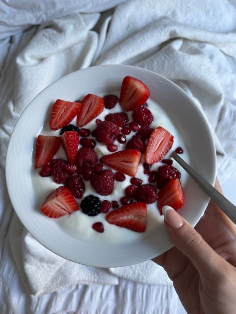 Healthy lifestyle, probiotics, yoghurt , active Berry Bowl Aesthetic, Yoghurt With Fruit, Yoghurt And Berries, Yogurt Breakfast Aesthetic, Yoghurt Bowl Aesthetic, Basketball Diet, Healthy Yogurt Breakfast, Yogurt With Blueberries, Berries Aesthetic