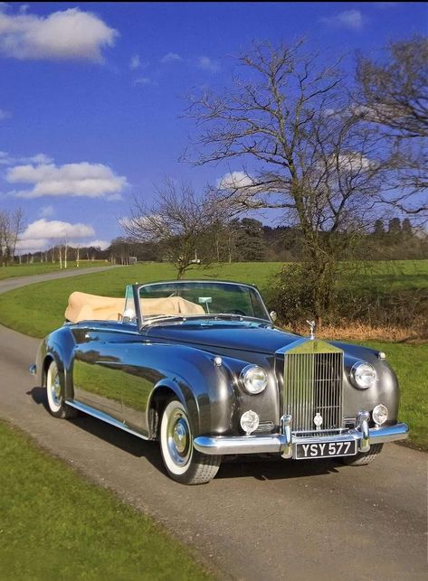 Auto Rolls Royce, Bentley Rolls Royce, Rolls Royce Silver Cloud, Bmw Classic Cars, Old Vintage Cars, Bmw Classic, Old School Cars, Silver Cloud, Old Classic Cars