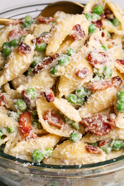 Creamy Pea and Bacon Pasta Salad - Bad Batch Baking - Restaurant Copycat Recipes & Family Favorites Bacon Pasta Salad, Creamy Peas, Creamy Pasta Salads, Best Macaroni Salad, Bbq Chicken Salad, Bacon Salad, Bacon Pasta, Brunch Buffet, Easy Pasta Salad