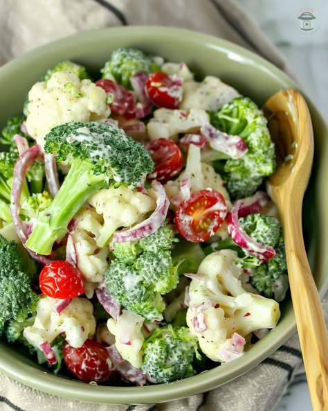 Christmas Salad With Broccoli And Cauliflower, Vegetable Side Salads, Cold Side Salads Parties, Creamy Christmas Salad, Recipes Using Vegetables, Healthy Side Vegetable Dishes, Potluck Salads Winter, Broccoli Tomato Salad, Vegetable Side Dish For Christmas