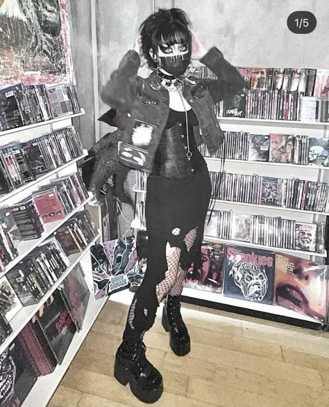 Trashville 518 Outfit, Traditional Goth 80s, Emo Goth Clothes, Baggy Gothic Outfits, Academic Goth Outfit, Simple Trad Goth Outfits, Goth Fashion 80s, Trad Goth Fits, 80s Trad Goth Outfits