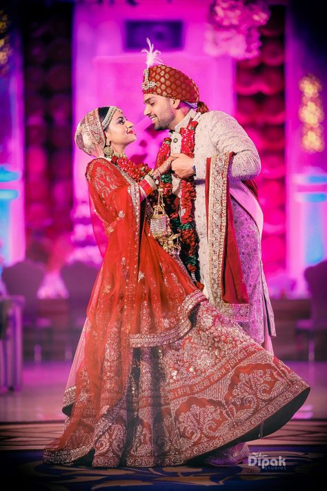 Hindu Wedding Photos, Pose Pengantin, शादी की तस्वीरें, Bride Groom Poses, Indian Bride Poses, Indian Bride Photography Poses, Indian Wedding Poses, Image Couple, Indian Wedding Photography Couples