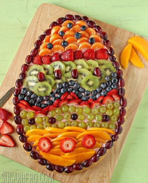 How amazing is this Easter egg fruit pizza? An amazingly fun alternative to chocolate this #Easter. Egg Shaped Fruit Pizza, Brunch Fruit Ideas, Easter Egg Fruit Pizza, Egg Fruit, Být Fit, Easter Fruit, Sugar Cookie Crust, Fruit Pizza Recipe, Light Dessert