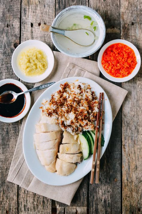 Hainan Chicken Rice, Hainan Chicken, Hainanese Chicken Rice, Chicken Rice Recipes, Hainanese Chicken, Ayam Bakar, Asian Food Recipes, Poached Chicken, Food Asian